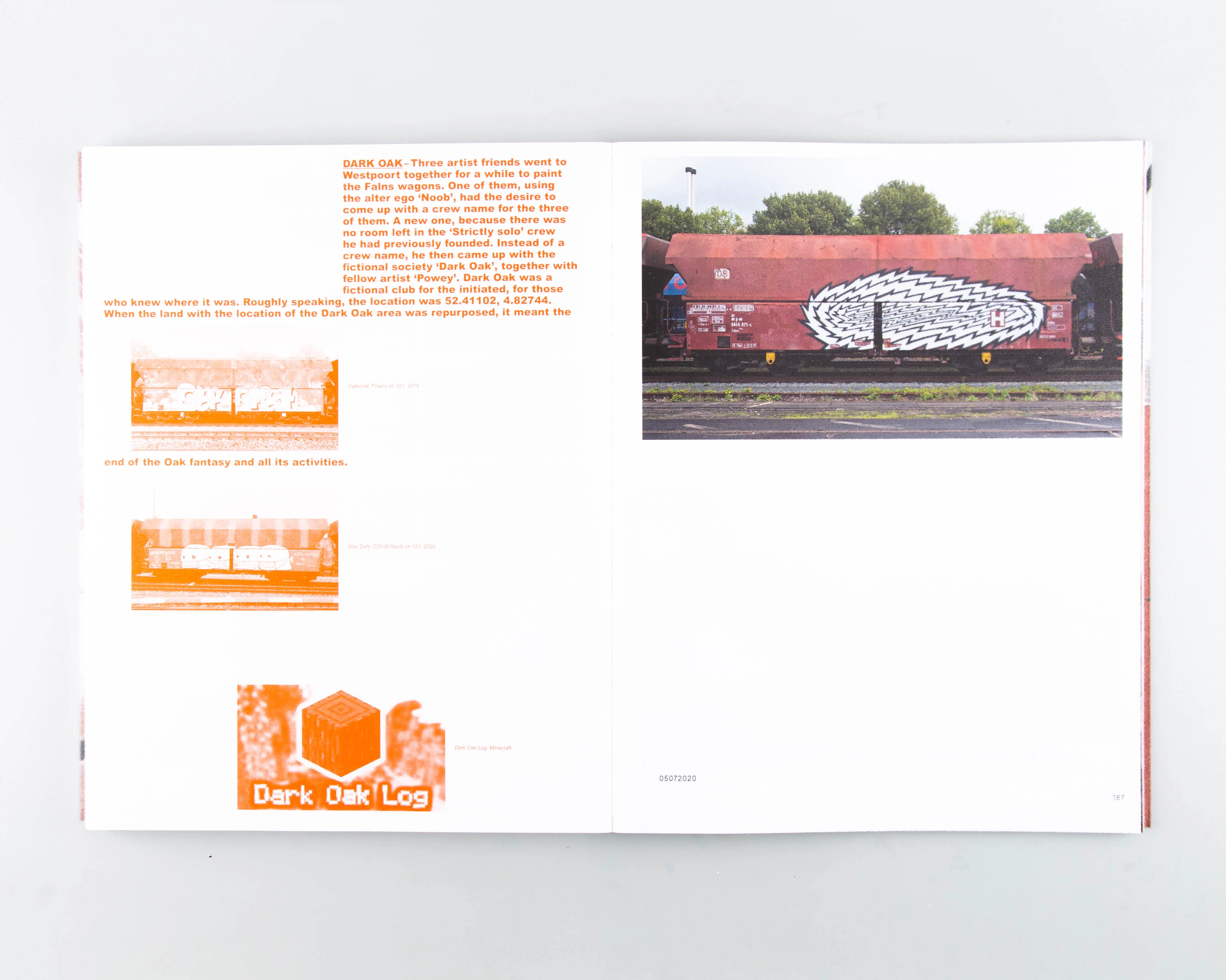 121/183, 761 photos of red-brown steel freight wagons with a painting on the side - Image 8