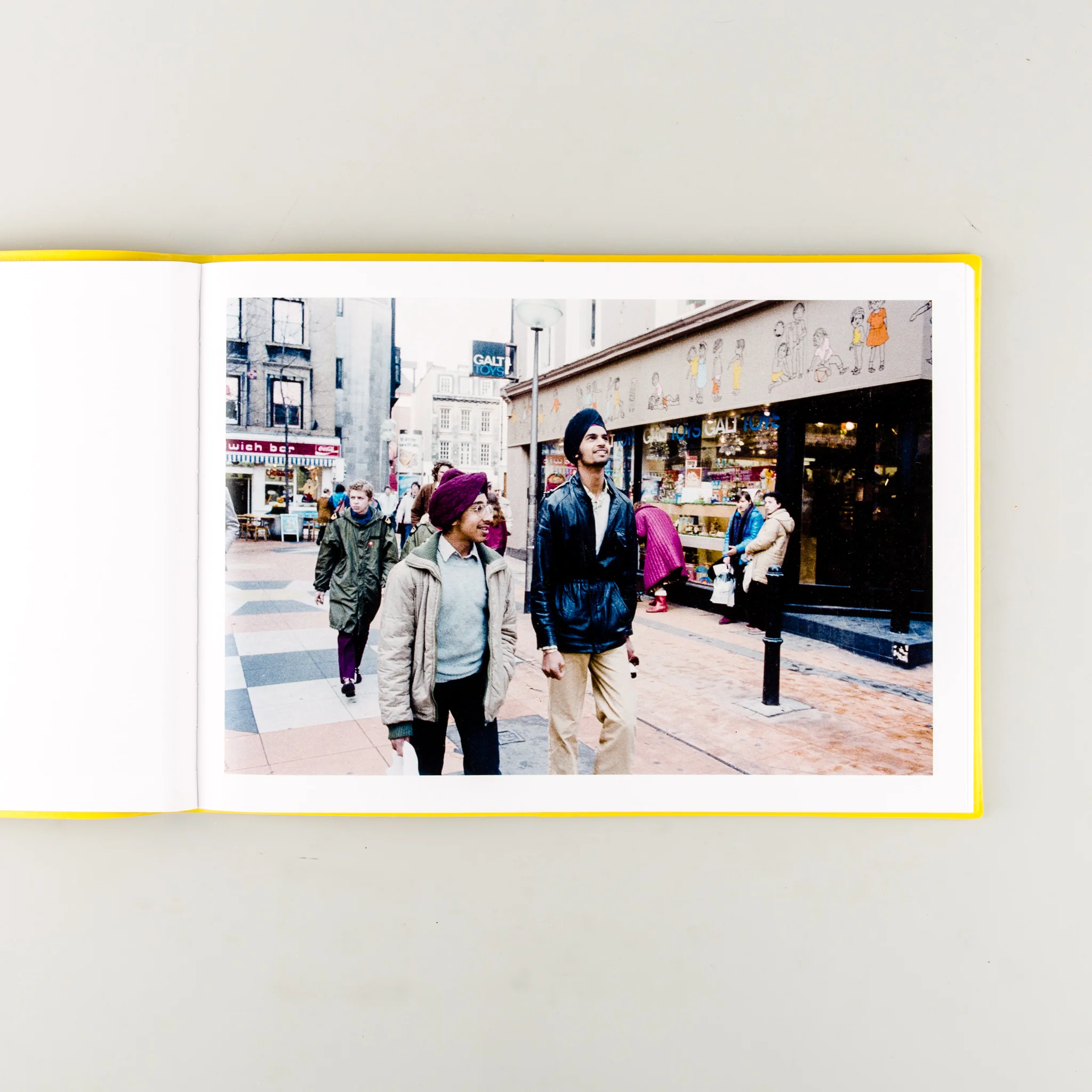 London 82 (Signed) - Image 3